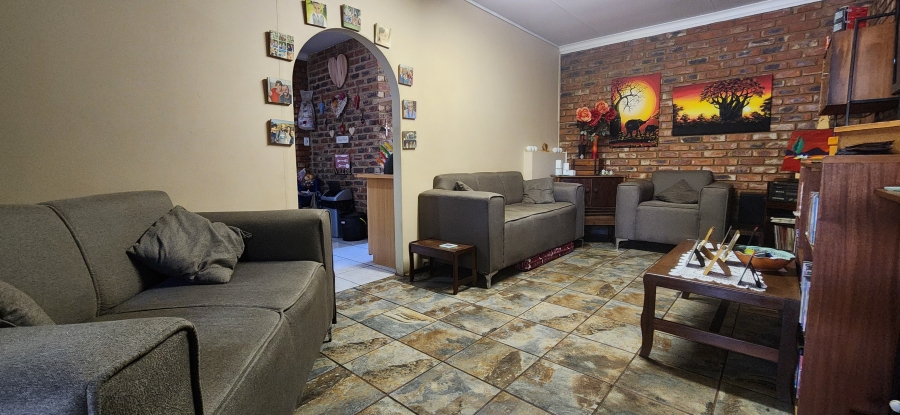 6 Bedroom Property for Sale in Kannoniers Park North West